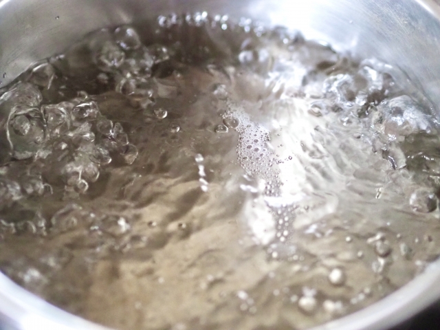 魚の臭みを取る方法：９０度以上のお湯で２秒、身をさらっと通す