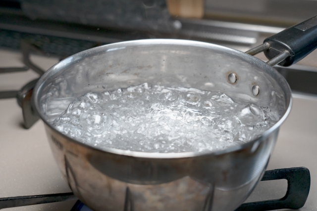 スープの鍋ごと保管：常温保管と放置は３時間に１回の定期加熱が必要