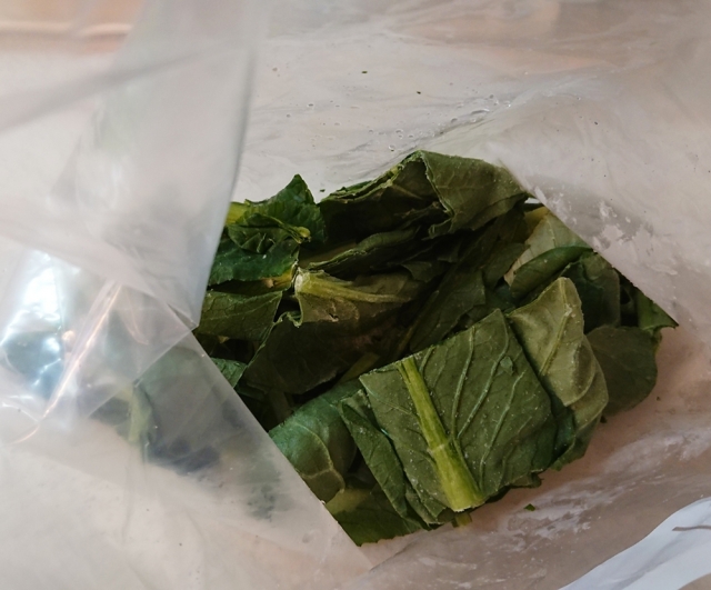 冷凍小松菜を解凍して時短レシピとして作る
