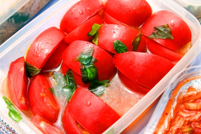 トマトマリネの作り置き保管の目安：冷蔵庫３～４日（夏３日）、冷凍保存２週間