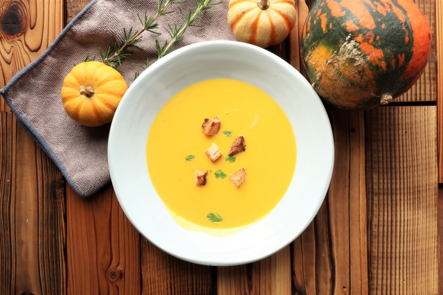 人気！かぼちゃスープの作り方＋ミキサーなしの超簡単レシピ！牛乳vs豆乳の味！