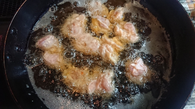 タッカンジョンの作り方と手順：鶏もも肉の下味→唐揚げを作る→タレと絡める