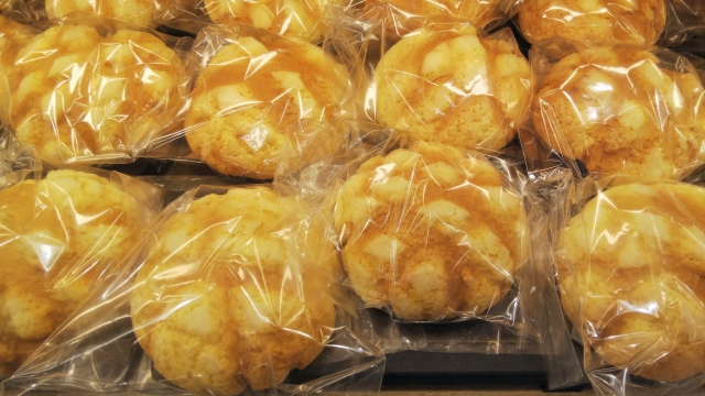 コンビニのメロンパンや袋包装タイプの商品は、そのまま冷凍が正解！