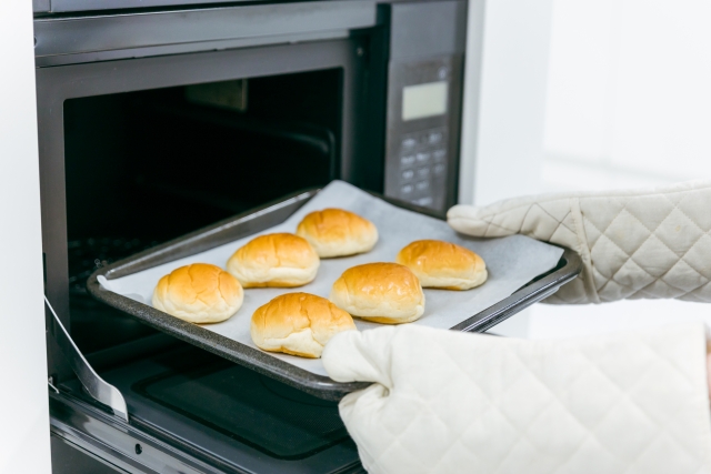 冷凍バターロールの解凍方法と温め方：電子レンジとトースターを使う＋軽く水を霧吹きで『ふわふわ』『サクサクな食感』に温め直しができる