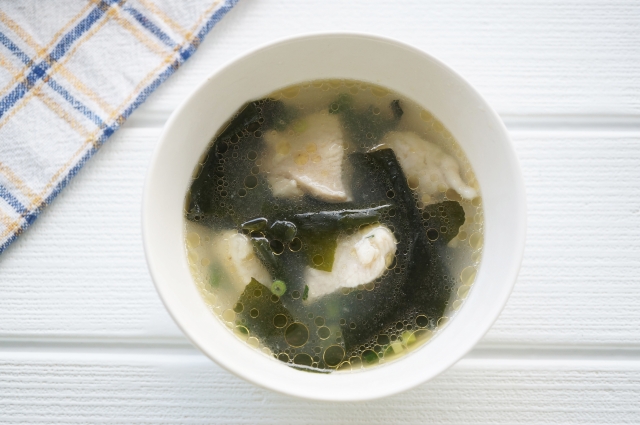 鶏肉×鶏ガラスープの中華レシピ！人気・定番のワカメスープをガッツリさせる作り方