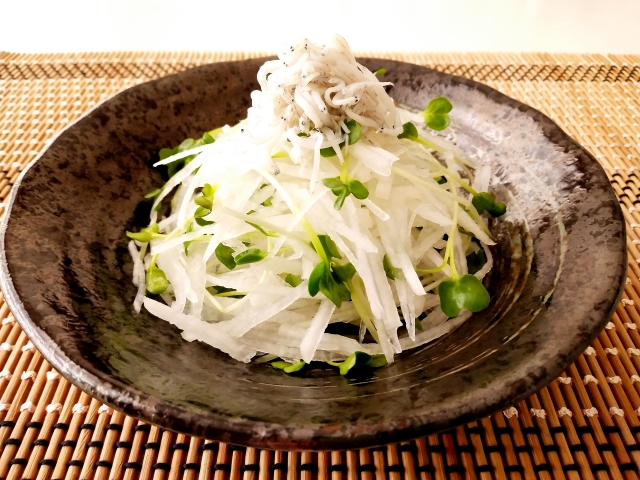 ポン酢ドレッシングが合う野菜と魚：しらす大根のサラダ