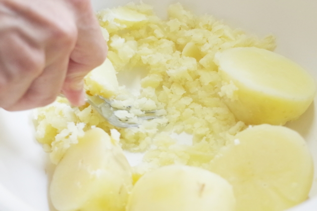 冷凍ポテトサラダ：じゃがいもを滑らかにする方法
