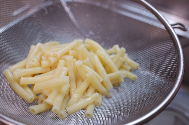 日持ちするマカロニサラダのレシピ：茹でるときに塩、水をしっかりと切る