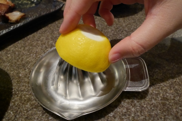レモンドレッシングの作り方レシピ：作り方は簡単！レモンを絞って混ぜるだけです