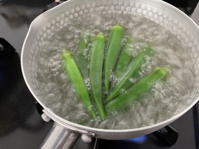 冷凍オクラの解凍時間：沸騰したお湯に１分＝解凍できます