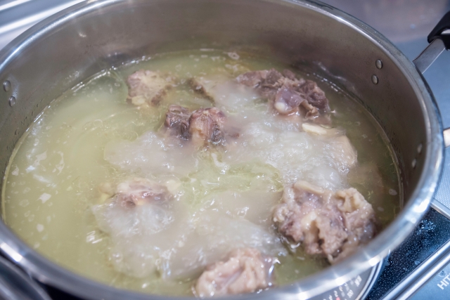牛テールスープの食中毒対策：定期加熱＋７５度以上で１分以上