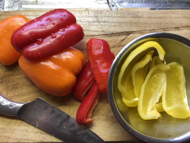 子供が好きな夏野菜の煮浸し：ピーマン、黄・赤パプリカを一緒に煮浸しする