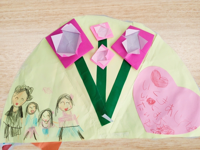 保育園・幼稚園の子供の母の日にやること：折り紙を使ったお花の工作