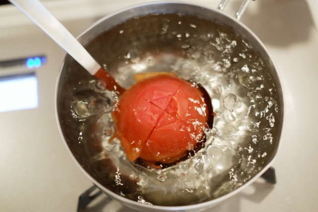 トマトの皮を上手に取る方法：湯むき→十字に切れ目＋時間は３０秒が目安