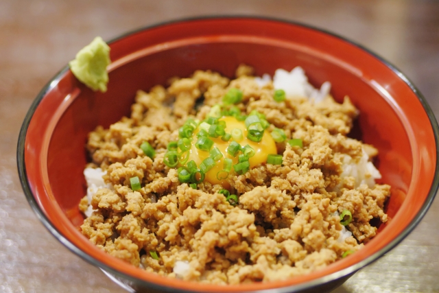 そぼろ丼のアレンジレシピ：生姜風味＋ネギと生卵