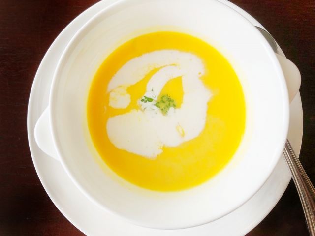 かぼちゃスープの作り方！超簡単なレシピはレンジ加熱→ミキサーなしの木ベラ