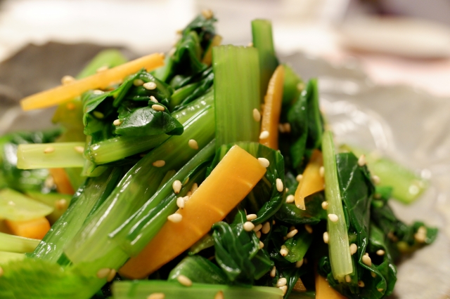 胡麻和えに合う野菜：葉物野菜の小松菜＋人参