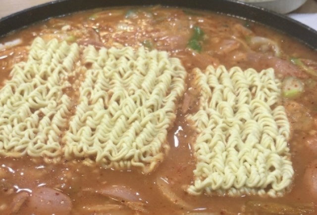 チゲ鍋・スンドゥブに合うしめのご飯と麺：インスタント麺