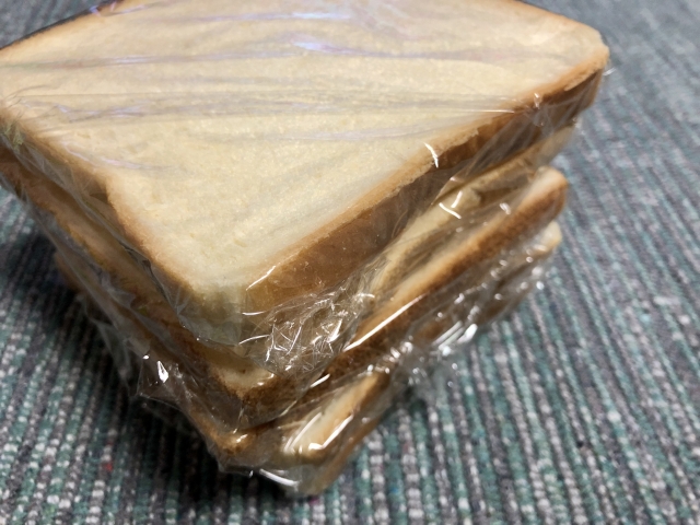 手作りレーズンパンの冷凍保存：食斤→カットして食パン型→ラップ