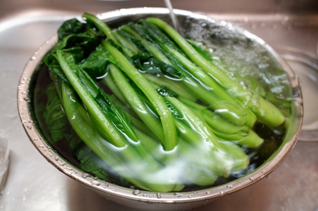 小松菜を冷水にさらす：最後にギュっと絞って下ごしらえが完成
