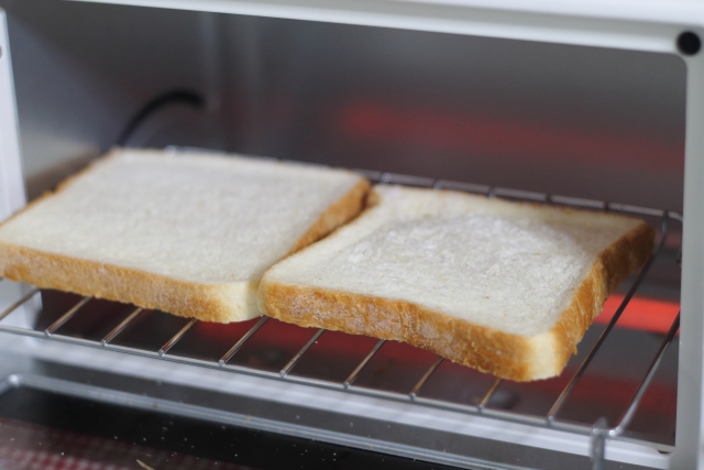 冷凍食パンをトースターで温める方法：200度の温度で３分が理想的な解凍方法