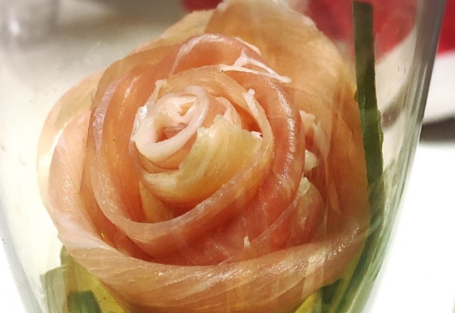 カプレーゼの生ハムの盛り付け方：薔薇の花を作る！超簡単おもてなし料理の作り方