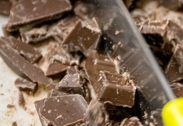 チョコの分離回避の方法：過信せずにチョコを細かく刻む