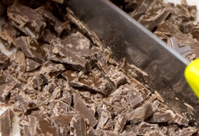 分離しないチョコレートの作り方：チョコは細かく刻む