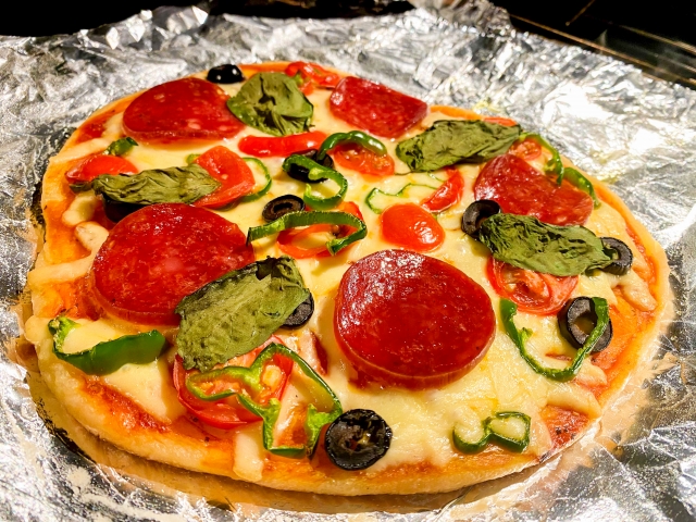 クリスマスのピザ献立：３色がそろう定番のトマト・ピーマン・チーズの組み合わせが定番レシピ