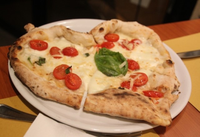 クリスマスに合うピザの種類：彼氏と食べるピザは『ハート型の赤・白・緑色のマルゲリータ』