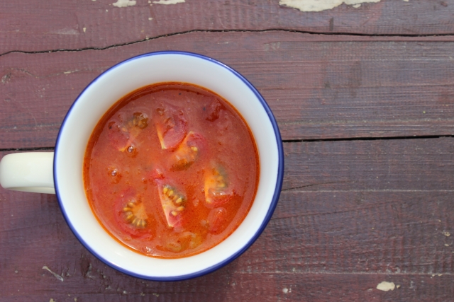 クリスマスメニューのスープ献立：赤いスープの付け合わせは「ミネストローネ」が簡単なレシピ