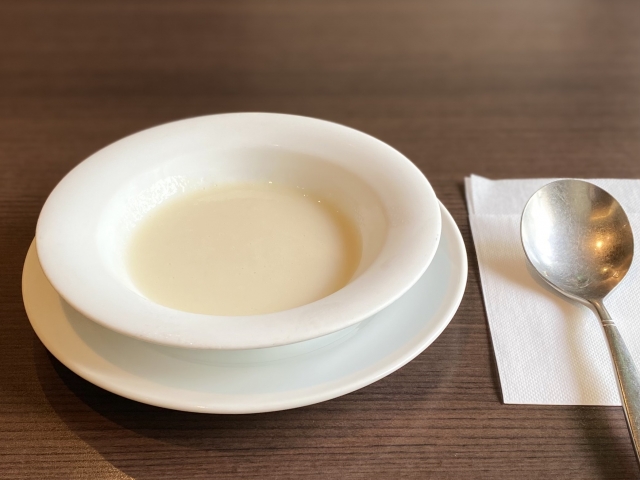 クリスマスメニューのスープ献立：甘いスープの付け合わせは「桃のガスパチョ」が人気
