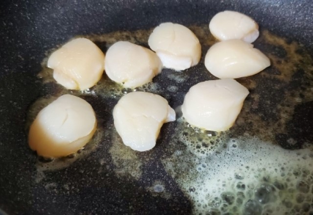 刺身のホタテのリメイク料理術：ホタテのニンニク醤油焼きのレシピ
