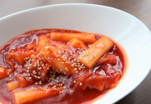 キンパの食べ方：韓国餅のトッポギのタレにつけて食べる