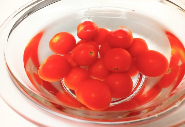ミニトマトの皮むきの仕方：簡単な湯むきは冷凍プチトマトを水につける