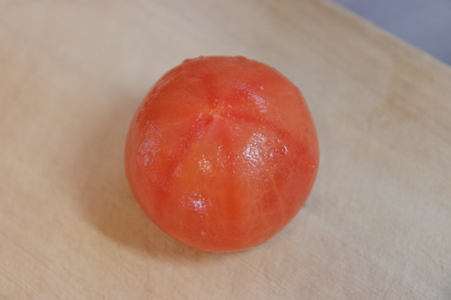 簡単！トマトの湯むきの仕方⇒電子レンジでトマトの皮むきをする方法！レンジで何分？