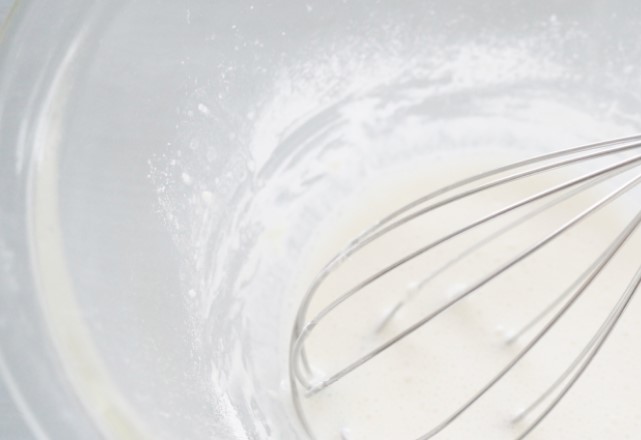 天ぷらの衣をカラっと揚げる方法：小麦粉をまぶして冷水・氷水で衣を作る