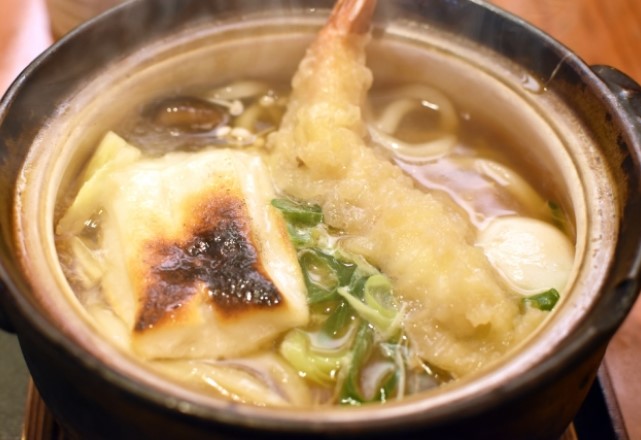 余った海老天のリメイク料理：冬は『鍋焼きうどん』の具材に海老の天ぷらが使える！