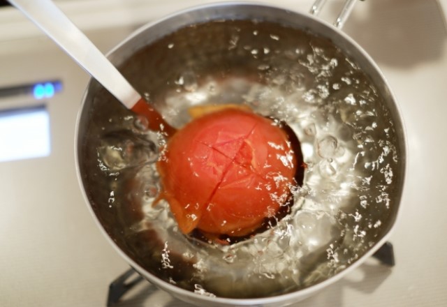 トマトの湯むきの時間は何分？沸騰したお湯に10秒が皮むきがしやすいタイミング