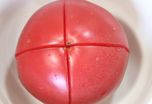 トマトの湯むきの仕方：ヘタの反対側に十字の切り目を入れる
