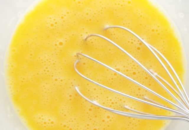 卵の黄卵の混ぜ方：湯煎しながら泡だて器にかける