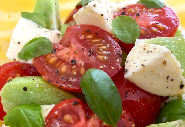キウイとトマトのカプレーゼサラダの人気レシピを紹介！
