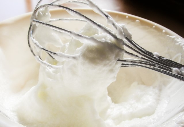 メレンゲの作り方：白卵に砂糖を3回にわけて混ぜる