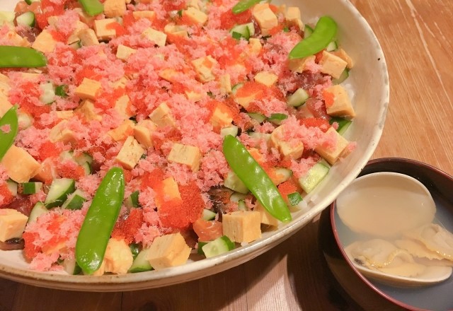 ひな祭りの食べ物と言えば？ひな祭り献立の一覧：人気ランキングのメニューは『ちらし寿司、お吸い物、野菜の和え物』