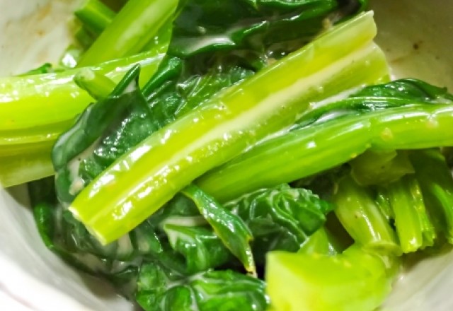 【めんつゆ】小松菜の辛子和えの簡単レシピ！電子レンジで2分の夕飯の副菜！