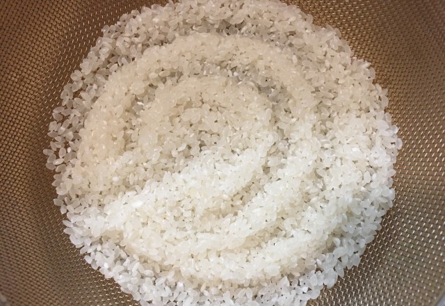 一緒に炊く！お米のとぎ方：吸水時間は30分、ザルにあげて10分が目安
