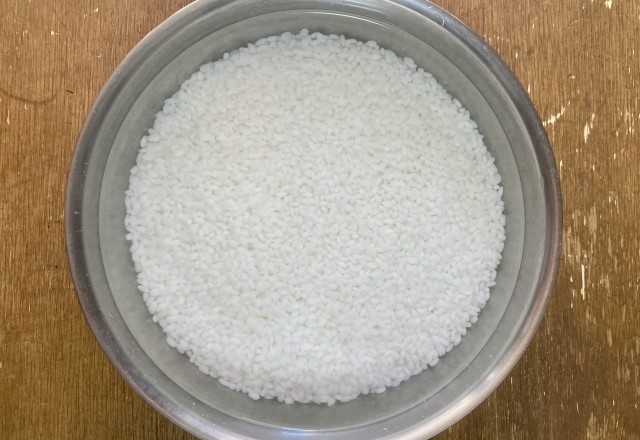 豆ご飯の美味しい作り方：【炊き方】お米を研いだ後に30分、浸水させる
