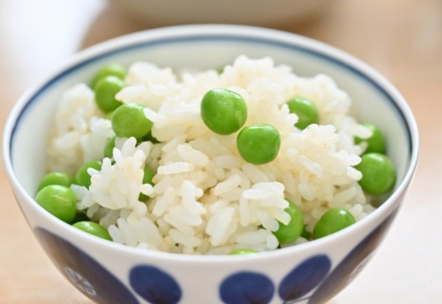 【後入れ】冷凍グリーンピースをご飯に混ぜるだけ！ご飯2合の簡単な豆ご飯を紹介！