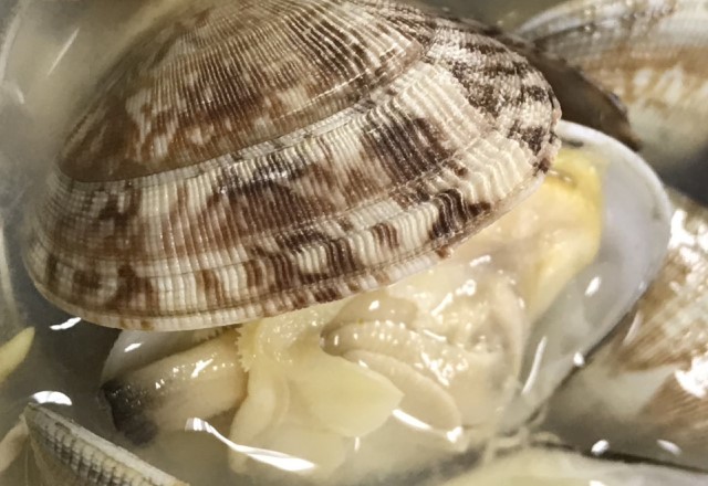 冷凍あさりの汁物：昆布を煮て先に出汁を取る⇒お湯から入れた貝が開いたら調味料を加える