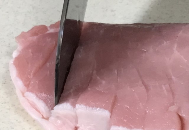 生姜焼きの肉を柔らかくする方法：豚肉を筋切りをする！肉の繊維を切ると食感が柔らかくなる
